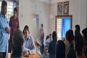 କେନ୍ଦୁଝରରେ ବାରମ୍ବାର ବିଦ୍ୟୁତକାଟ ବିରୁଦ୍ଧରେ ଟାଟା ପାୱାରର ଅଧୀକ୍ଷଣ ଯନ୍ତ୍ରୀଙ୍କୁ ଘେରିଲେ ଲୋକେ