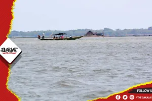ଚିଲିକାରେ ପର୍ଯ୍ୟଟକଙ୍କୁ ଡଲଫିନ ଦେଖାଉଥିବା ବେଳେ ଡଙ୍ଗାରୁ ପଡ଼ି ଚାଳକ ନିଖୋଜ 