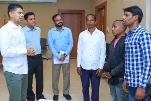 5T ଅଧ୍ୟକ୍ଷଙ୍କୁ ଭେଟିଲେ ଉତ୍ତରକାଶୀ ଟନେଲରେ ଫସି ରହିଥିବା ଓଡିଆ ଶ୍ରମିକଙ୍କ ପରିବାର ସଦସ୍ୟ