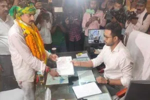 ପ୍ରାର୍ଥିପତ୍ର ଦାଖଲ କଲେ ବିଜେଡି ଭୁବନେଶ୍ୱର ସାଂସଦ ପ୍ରାର୍ଥୀ କ୍ୟାପଟେନ ମନ୍ମଥ ରାଉତରାୟ