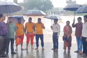 ପାପଡ଼ାହାଣ୍ଡିରେ ପ୍ରବଳ ବର୍ଷା, ରାସ୍ତାର ଉଭୟ ପାର୍ଶ୍ୱରେ ଅଟକି ରହିଛି ଶତାଧିକ ଗାଡ଼ି