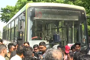 ‘ମୋ ବସ୍’ ଧକ୍କାରେ ୨ ଗୁରୁତର: ଘଟଣାସ୍ଥଳରେ ଉତ୍ତେଜନା, ମୋ ବସ’ କୁ ଅଟକାଇଲେ ଲୋକେ