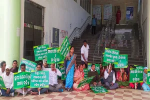 ବ୍ରହ୍ମଗିରି ବିଧାୟିକାଙ୍କ ସମୀକ୍ଷା ବୈଠକକୁ ବିରୋଧ : ବ୍ଲକ ଆଗରେ ଧାରଣା, ଆସିଲେନି ଉପାସନା