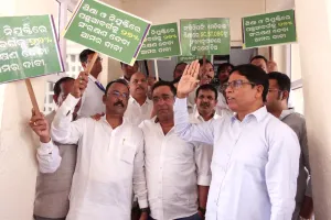 ୯୪ ପ୍ରତିଶତ ବହୁଜନଙ୍କ ପାଇଁ ଲଢେଇ, ବିଧାନସଭା ଭିତରେ ପରିକ୍ରମା କରି ପ୍ରତିବାଦ କଲା ବିଜେଡି