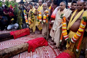 ଅନୁକୂଳ ହେଲା ରଥ ନିର୍ମାଣ, ଶାଢୀ ବନ୍ଧାଇଲେ ରଥ ନିର୍ମାଣକାରୀ ସେବକ