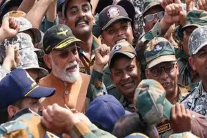 ଯବାନଙ୍କୁ ଭେଟିଲେ ପ୍ରଧାନମନ୍ତ୍ରୀ ମୋଦୀ