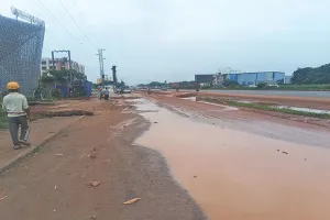 ରାଜପଥ କଡ଼ରେ ଚାହିଁବସିଛି ବିପଦ