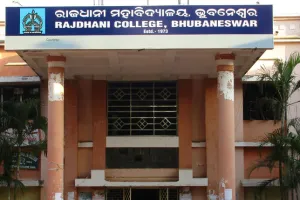 ରଣକ୍ଷେତ୍ର ପାଲଟିଲା କଲେଜ କ୍ୟାମ୍ପସ, ରାଜଧାନୀ କଲେଜରେ ଦୁଇ ଛାତ୍ରଗୋଷ୍ଠୀ ମଧ୍ୟରେ ଗଣ୍ଡଗୋଳ
