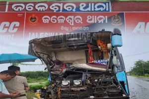 ଜଳେଶ୍ୱରରେ ଭୟଙ୍କର ସଡକ ଦୁର୍ଘଟଣା: ଟ୍ରକକୁ ଧକ୍କା ଦେଲା ବସ୍, ୨ ମୃତ 