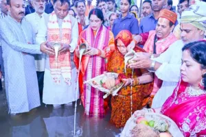 ସ୍ତ୍ରୀଙ୍କ ସହ ମିଶି ଛଠ୍‌ ପୂଜା କାର୍ଯ୍ୟକ୍ରମରେ ଯୋଗଦେଲେ ମୁଖ୍ୟମନ୍ତ୍ରୀ...