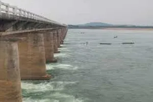 ରାସ୍ତାରେ କାର ରଖି ମୁଣ୍ଡଳୀ ବ୍ୟାରେଜରୁ ମହାନଦୀକୁ ଡେଇଁ ପଡ଼ିଲେ ଯୁବକ !
