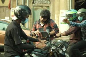 Cyber Awareness Viral Video: ସାବଧାନ! ଅଜଣା ବ୍ୟକ୍ତିଙ୍କୁ କଲ୍ କରିବାକୁ ଫୋନ୍ ଦେଉଛନ୍ତି କି? ମିନିଟକରେ ଆକାଉଣ୍ଟରୁ ଖାଲି ହୋଉଛି ଲକ୍ଷ ଲକ୍ଷ ଟଙ୍କା