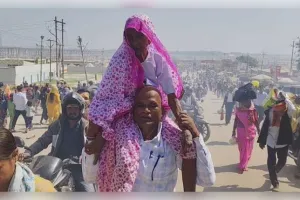 ମହାଶିବରାତ୍ରୀରେ ଅପୂର୍ବ ଦୃଶ୍ୟ: ୧୦୦ ବର୍ଷର ମା’ଙ୍କୁ କାନ୍ଧରେ ବୋହି ସଙ୍ଗମ ସ୍ନାନ କରାଇଲେ ‘କଳିଯୁଗର ଶ୍ରବଣ କୁମାର’