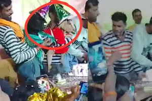 Viral Video: ଛେଳିର ଜନ୍ମଦିନ ପାଇଁ ଗାଁ ସାରା ବଣ୍ଟାହେଲା କାର୍ଡ, ଡିଜେ ତାଳରେ ନାଚିଲେ ଲୋକେ; ଦେଖନ୍ତୁ ଭିଡିଓ