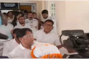 SCB ଅଗ୍ନିକାଣ୍ଡକୁ ନେଇ ବିଧାନସଭାରେ ହଙ୍ଗାମା, ବିରୋଧୀଙ୍କ ପ୍ରତୀକାତ୍ମକ କୋକେଇ ଶୋଭାଯାତ୍ରା 