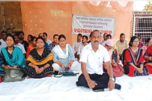 ଟାଙ୍ଗୀ ବ୍ଲକରେ ହାଇଡ୍ରାମା: ବିଜେପି ନେତାଙ୍କ ବିରୋଧରେ ଗର୍ଜିଲା ବିଜେଡି, ନ୍ୟାୟ ଦାବିରେ ସରକାରୀ କର୍ମଚାରୀଙ୍କ କଲମଛାଡ଼ ଆନ୍ଦୋଳନ