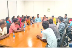 ଭୁବନେଶ୍ୱର ମେୟରଙ୍କୁ ଭେଟିଲେ ଚୁନୁକୋଳି ବସ୍ତିବାସିନ୍ଦା; ବିସ୍ଥାପନ ସମସ୍ୟାର ଶୀଘ୍ର ସମାଧାନ ପାଇଁ ଆଶ୍ୱାସନା