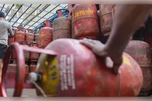 ନୂଆ LPG ନିୟମ: PNG ଗ୍ରାହକଙ୍କୁ ସରେଣ୍ଡର କରିବାକୁ ପଡ଼ିବ ସିଲିଣ୍ଡର, ଲାଗୁ ହେଲା 'ଗୋଟିଏ ଘର, ଗୋଟିଏ କନେକ୍ସନ୍' ନୀତି