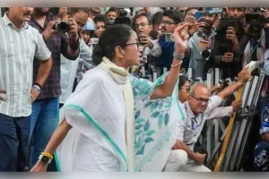 ଇଭିଏମ୍ ଟ୍ୟାମ୍ପରିଂ ଅଭିଯୋଗ ଆଣି ମମତା ବାନାର୍ଜୀଙ୍କ ଧାରଣା: ଏହା ଏକ ଗୁଜବ ବୋଲି ସ୍ପଷ୍ଟ କଲା ନିର୍ବାଚନ କମିଶନ