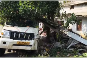 ଭାରସାମ୍ୟ ହରାଇ ଦୋକାନକୁ ମାଡ଼ିଗଲା ପିକଅପ ଭ୍ୟାନ୍, ଜଣେ ମୃତ 