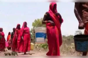 ପ୍ରୟାଗରାଜର ଶଙ୍କରଗଡ଼ରେ ଉତ୍କଟ ଜଳ ସଙ୍କଟ: ପ୍ରବଳ ଗ୍ରୀଷ୍ମ ପ୍ରବାହରେ ପାଣି ପାଇଁ ୧୦ କିମି ଚାଲୁଛନ୍ତି ଲୋକେ