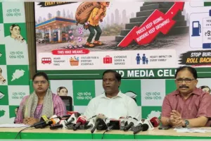 ସାରା ରାଜ୍ୟରେ ତେଲ ସଙ୍କଟ, ଧାଡିରେ ଲୋକେ; ନିଦାବିଷ୍ଣୁ ସାଜିଛି ଯୋଗାଣ ବିଭାଗ: ବିଜେଡି