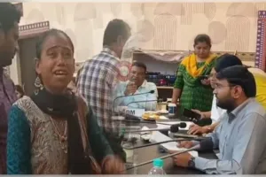 ମୋତେ ଚାକିରି ଫେରାଇ ଦିଅନ୍ତୁ… ମୁଁ କେମିତି ବଞ୍ଚିବି….ଜିଲ୍ଲାପାଳଙ୍କ ଅଭିଯୋଗ ଶୁଣାଣିରେ ଭୋ ଭୋ ହୋଇ କାନ୍ଦିଲେ ଯୁବତୀ 