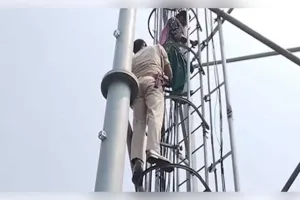 ସ୍ୱାମୀଙ୍କୁ ଭେଟିବା ପାଇଁ ମୋବାଇଲ୍ ଟାୱାରରେ ଚଢ଼ିଲେ ସ୍ତ୍ରୀ: ବିହାରର ବଗହାରେ ହାଇଭୋଲଟେଜ୍ ଡ୍ରାମା