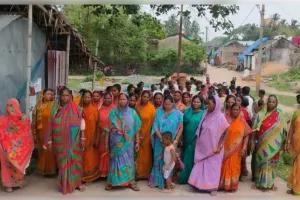 ବାପ-ପୁଅଙ୍କ ମିଥ୍ୟା ଅଭିଯୋଗକୁ ଖଣ୍ଡନ କଲେ ଗ୍ରାମବାସୀ: ନ୍ୟାୟ ନମିଳିଲେ ସାମୂହିକ ଆତ୍ମହତ୍ୟା ଚେତାବନୀ