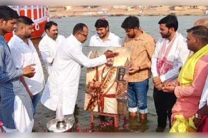 ଗୋଟିଏ ହାତରେ ପର୍ଶୁରାମଙ୍କ ଫାର୍ସା, ଅନ୍ୟ ହାତରେ ସମ୍ବିଧାନ: ରାହୁଲ ଗାନ୍ଧୀଙ୍କ ଜନ୍ମଦିନରେ ବଡ଼ ରାଜନୈତିକ ବାର୍ତ୍ତା ଦେଲା ପୋଷ୍ଟର