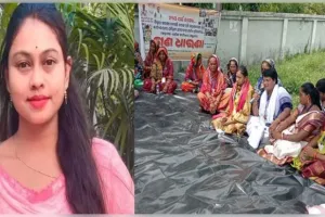 ଆକ୍ରମଣକାରୀଙ୍କ ଗିରଫ ଦାବିରେ ଏସପି ଅଫିସ ଆଗରେ ଧାରଣାରେ ବସିଲେ ତିଖିରି ସରପଞ୍ଚ ଚମେଲି ଓଝା
