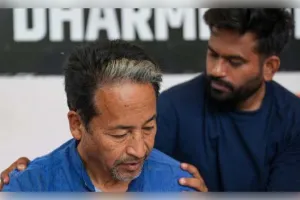 ଜନ୍ତର-ମନ୍ତରରେ 'କକରୋଚ୍ ଜନତା ପାର୍ଟି'ର ଆନ୍ଦୋଳନ: ଅନଶନରେ ବସିଥିବା ସୋନମ ୱାଙ୍ଗଚୁକଙ୍କ ସ୍ୱାସ୍ଥ୍ୟାବସ୍ଥା ସଙ୍କଟାପନ୍ନ
