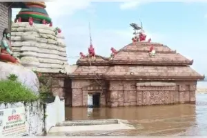 ମହାନଦୀରେ ବଢୁଛି ଜଳସ୍ତର: ମା’ ଭଟ୍ଟାରିକାଙ୍କ ପୀଠରେ ପଶିଲା ବନ୍ୟା ଜଳ, ସୁରକ୍ଷିତ ସ୍ଥାନକୁ ସ୍ଥାନାନ୍ତର ହେଲେ ଦେବୀ
