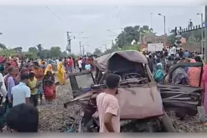 ପଶ୍ଚିମବଙ୍ଗର ମୁର୍ଶିଦାବାଦରେ ମର୍ମନ୍ତୁଦ ଟ୍ରେନ୍ ଦୁର୍ଘଟଣା: ସ୍କୁଲ୍ ଭ୍ୟାନ୍‌କୁ ଧକ୍କା ଦେଲା ଟ୍ରେନ୍, ୨ ଛାତ୍ରଙ୍କ ସମେତ ୩ ମୃତ