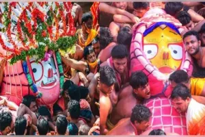 ଗୋଟି ପହଣ୍ଡିରେ ଝୁଲିଝୁଲି ଆସି ରଥାରୁଢ଼ ହେଲେ ପ୍ରଭୁ ବଳଭଦ୍ର, ପରେ ଶୂନ୍ୟ ପହଣ୍ଡିରେ ଆସି ରଥରେ ବିଜେ କଲେ ଦେବୀ ସୁଭଦ୍ରା 