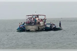 ଯାନ୍ତ୍ରିକ ତ୍ରୁଟି ଯୋଗୁଁ ଚିଲିକା ମଝିରେ ଫସିଲା ଯାତ୍ରୀବାହୀ ଲଞ୍ଚ, ୫୦ରୁ ଉର୍ଦ୍ଧ୍ୱ ଯାତ୍ରୀ ସୁରକ୍ଷିତ ଉଦ୍ଧାର