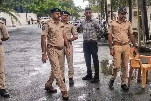 ସୁରଟ ରେଳ ଷ୍ଟେସନରେ ହାଇଡ୍ରାମା: ଟ୍ରେନରେ ଯାତ୍ରୀଙ୍କ ଉପରକୁ ଅଗ୍ନିନିର୍ବାପକ ଯନ୍ତ୍ର ସ୍ପ୍ରେ କଲେ ବିଦେଶୀ ନାଗରିକ, ପୋଲିସ ହେପାଜତରେ ମୃତ୍ୟୁ