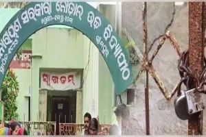 ସ୍କୁଲ ପରିସରରେ ଛାତ୍ରଙ୍କୁ କାମୁଡ଼ିଲା ବୁଲା କୁକୁର, ସୁରକ୍ଷା ଦାବିରେ ସ୍କୁଲ ଗେଟ୍‌ରେ ତାଲା ପକାଇଲେ ଗ୍ରାମବାସୀ 