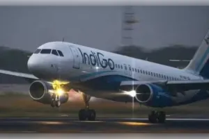 'ମୋ ବ୍ୟାଗରେ ବୋମା ଅଛି': ମୁମ୍ବାଇ ବିମାନବନ୍ଦରରେ ଯାତ୍ରୀଙ୍କ ମଜାଳିଆ କଥା ଯୋଗୁଁ ହଟଚମଟ, ଇଣ୍ଡିଗୋ ବିମାନ ଅଟକ