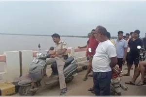ପୋଲ ଉପରେ ସ୍କୁଟି ରଖି ଦେବୀ ନଦୀକୁ ଡେଇଁ ଯୁବକ ନିଖୋଜ, ଉଦ୍ଧାର କାର୍ଯ୍ୟ ଜାରି