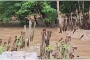 ସାପୁଆ ନଦୀରେ ବନ୍ୟା: ଆଠଗଡ଼ର କନ୍ତୋଲ ଅଞ୍ଚଳ ଜଳମଗ୍ନ, ପୁରୁଣା କଟକ-ସମ୍ବଲପୁର ରାସ୍ତାରେ ଯାତାୟାତ ଠପ୍