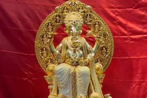 ହାଇଦ୍ରାବାଦର 'ଗୋଲ୍ଡେନ ଗଣେଶ': ୨୪ କ୍ୟାରେଟ୍ ସୁନା ଓ ୩.୮ ଲକ୍ଷ ହୀରାରେ ସଜ୍ଜିତ ପ୍ରତିମା ସାଜିଛି ଆକର୍ଷଣର କେନ୍ଦ୍ରବିନ୍ଦୁ