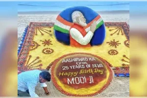 ପ୍ରଧାନମନ୍ତ୍ରୀ ମୋଦୀଙ୍କ ଜନ୍ମଦିନରେ ସୁଦର୍ଶନ ପଟ୍ଟନାୟକଙ୍କ ଅଭିନବ ବାଲୁକା କଳା: ୨୫୦୦ ଦୀପରେ ସଜେଇଲେ ୨୫ ଫୁଟର ପ୍ରତିକୃତି