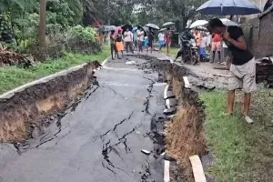 ୩ କୋଟିର ରାସ୍ତା ବର୍ଷାରେ ବେହାଲ୍: ଧସିଲା ୯୦ ଫୁଟ୍‌ର ପିଚ୍ ରାସ୍ତା, ବିଚ୍ଛିନ୍ନ ହେଲା ଯୋଗାଯୋଗ