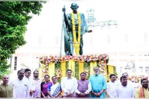 ଗାନ୍ଧୀ ଜୟନ୍ତୀ ଏବଂ ଶାସ୍ତ୍ରୀ ଜୟନ୍ତୀ ଅବସରରେ ବିଧାନସଭା ପରିସରରେ ଶ୍ରଦ୍ଧାଞ୍ଜଳି ଜଣାଇଲେ ରାଜ୍ୟପାଳ ଏବଂ ମୁଖ୍ୟମନ୍ତ୍ରୀ