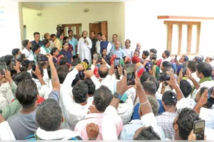 ନବୀନଙ୍କୁ ଭେଟିଲେ ହିଞ୍ଜିଳିକାଟୁ ମ୍ୟୁନିସିପାଲିଟି କାଉନସିଲର ଓ ନେତୃବୃନ୍ଦ; ଆଗାମୀ ପଞ୍ଚାୟତ ନିର୍ବାଚନ ରଣନୀତି ନେଇ ଆଲୋଚନା