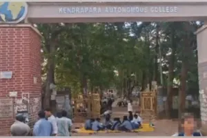 କେନ୍ଦ୍ରାପଡ଼ା ଅଟୋନୋମସ୍ କଲେଜରେ ଏବିଭିପିର ଧାରଣା; ଭୋଟ ପୁନଃ ଗଣତି ଦାବି, ଶପଥ ଗ୍ରହଣ ଉତ୍ସବ ସ୍ଥଗିତ