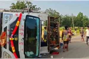 ଭାରସାମ୍ୟ ହରାଇ ଓଲଟିଲା ଡିଜେ ଗାଡ଼ି: ଜଣଙ୍କର ମୃତ୍ୟୁ, ୧୦ରୁ ଊର୍ଦ୍ଧ୍ୱ ଆହତ 