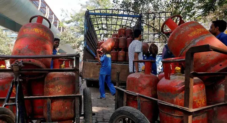 LPG ଉପଭୋକ୍ତାଙ୍କ ପାଇଁ ଜରୁରୀ ସୂଚନା: ଶେଷ ହେଉଛି e-KYC ଅବଧି, ନଚେତ୍ ମିଳିବନି ଗ୍ୟାସ ସିଲିଣ୍ଡର