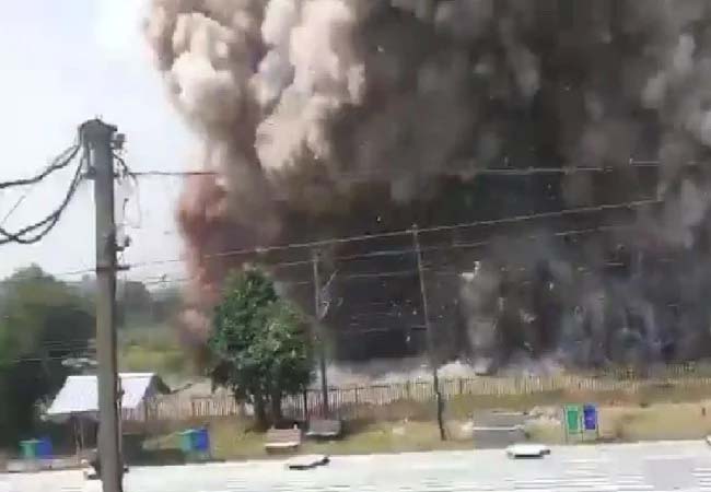 କେମିକାଲ କାରଖାନାରେ ବିସ୍ଫୋରଣ, ଭୂକମ୍ପ ଭାବି ଘରୁ ବାହାରି ଆସିଲେ ସ୍ଥାନୀୟଲୋକେ